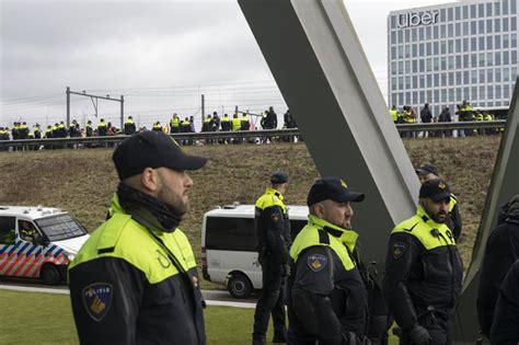 Amsterdam Da Evre Aktivistleri A Otoyolu Nu Kapatt