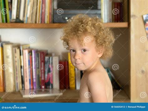 Portret Van Een Jonge Blonde Jongen Stock Foto Image Of Leuk Geluk