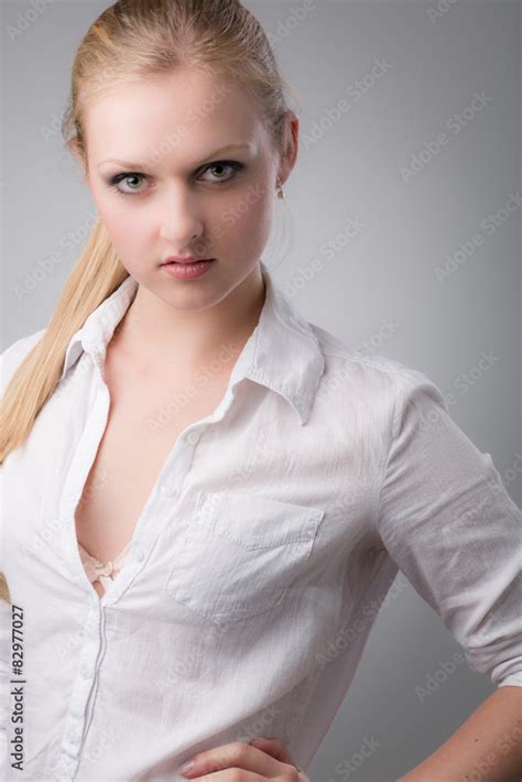 H Bsche Blonde Frau In Weisser Bluse Stock Foto Adobe Stock