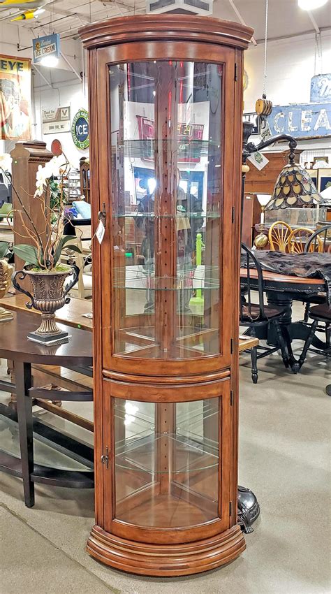 Lot Pulaski Furniture Illuminated Corner Curio Cabinet