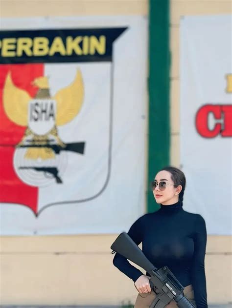Potret Aura Kasih Latihan Menembak Ini Curi Perhatian Tampil Keren Bak Atlet Hot Liputan