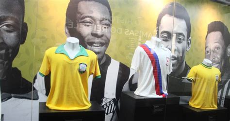 Museu Pel Celebra Anos Exposi O De Camisas Hist Ricas