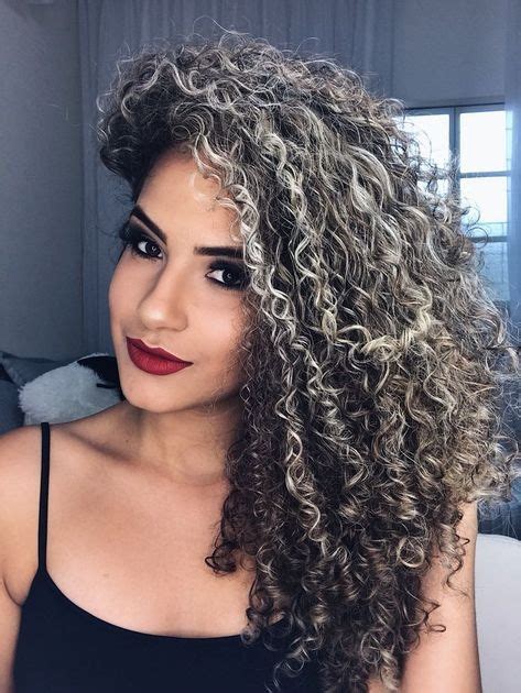 Curto Cabelo Cacheado Com Luzes Platinada - Cabelo cacheado com luzes: confira como cuidar e looks arrasadores para ...