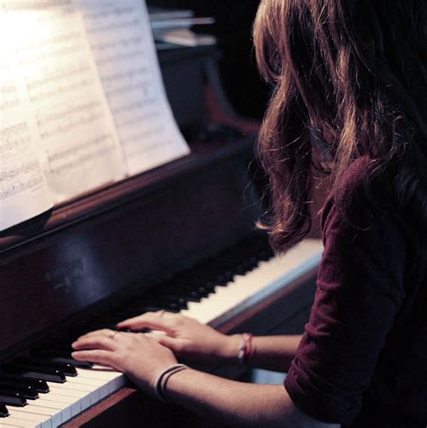 Girl Playing Piano Wallpapers 4k Hd Girl Playing Piano Backgrounds