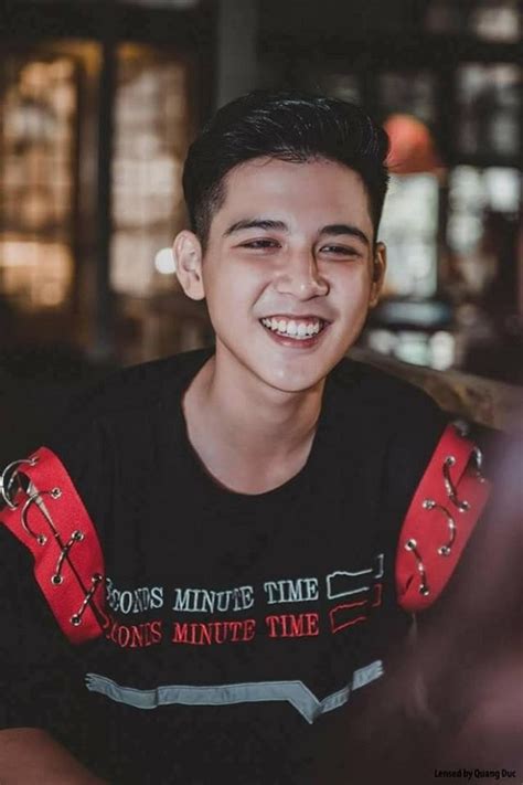 Không nhận ra hot boy cầm cờ năm nào sau năm từng khiến MXH chao đảo Tinmoi