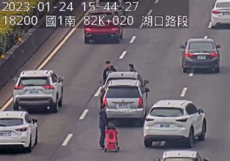 快訊 國1南向2車追撞 後車駕駛竟拿嬰兒推車當警示牌 「僅隔10公尺」險擴大成多車連環撞 中天新聞網