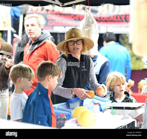 Julie bowen children visiting farmers hi-res stock photography and