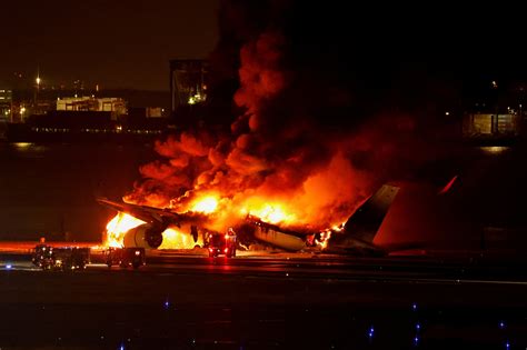 Key Moments Of Tokyo Runway Collision Reuters