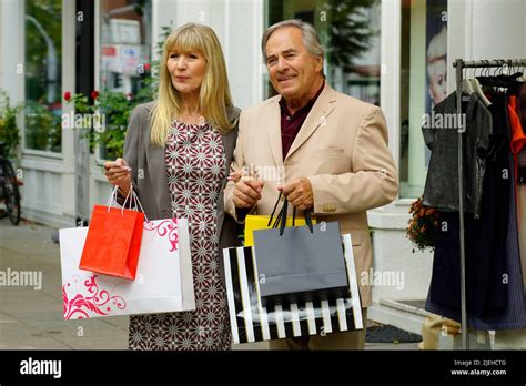 Senior Mit Junger Frau Beim Shoppen Blond Blonde Blondine Jahre Stock Photo Alamy