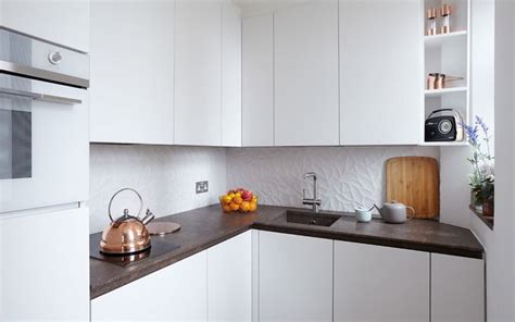 Небольшая квартира в Лондоне с акцентной зеркальной стеной от Black and ...