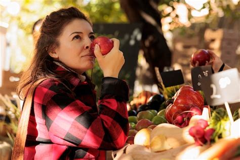 Premium Photo Caucasian Woman Shopping At Local Farmers Market