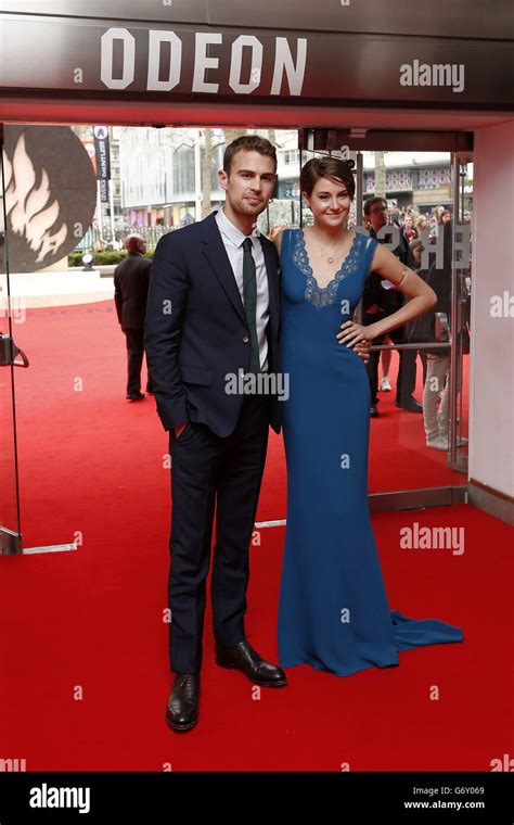 Shailene Woodley Y Theo James Llegando Para El Estreno Europeo De La