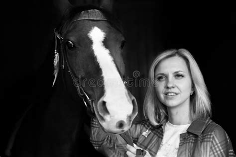 Belle Jeune Femme Blonde Avec Portrait De Cheval Image stock Image du équestre verticale