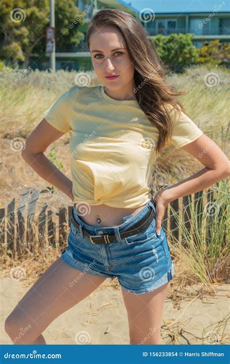 Brunette En Amarillo Y Azul En La Playa Foto De Archivo Imagen De Morena Hermoso