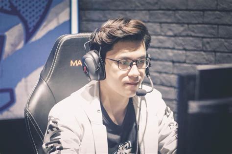 Hot boy tuyển LMHT quốc gia chiếm hết spotlight trong loạt ảnh cả đội lên đường thi đấu ASIAD