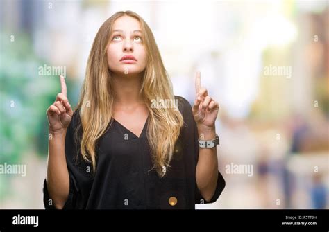 Junge hübsche blonde Frau über isolierte Hintergrund erstaunt und überrascht mit der Suche und