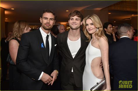 The White Lotus Meghann Fahy & Leo Woodall Walk SAG Awards Red Carpet