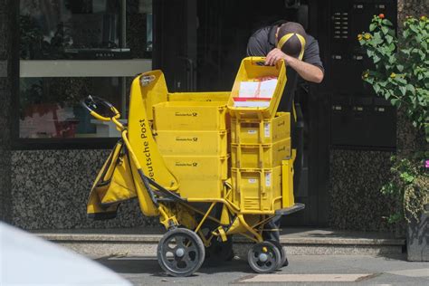 Deutsche Post Frau Traut Ihren Augen Kaum Als Postbote Ihr DAS Bringt