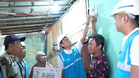 HUT RI Pegawai PLN Pasang 7 357 Sambungan Listrik Gratis