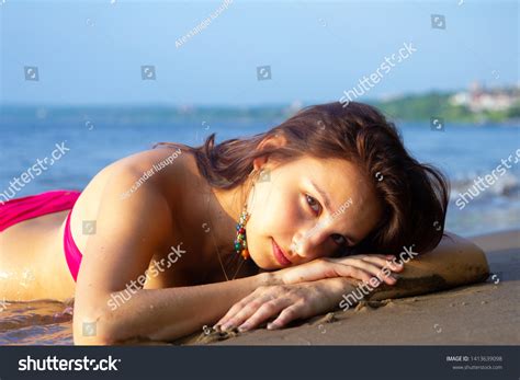 Beautiful Sexy Girl Pink Bikini Lying 스톡 사진 1413639098 Shutterstock