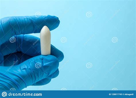 Supositorio Para El Uso Anal O Vaginal En Las Manos Del Doctor En Guantes Velas Para El