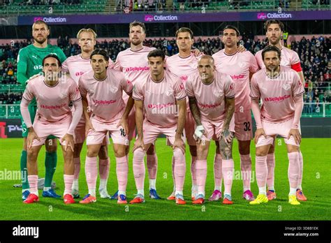 Estatísticas De Palermo Football Club X Carrarese Calcio 1908 - Palermo F.C. for team photo lined up during the Italian Serie BKT match ...