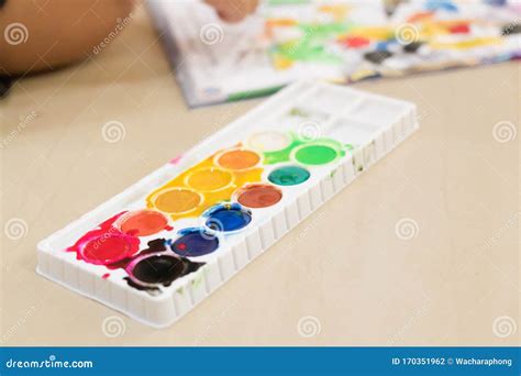 Bambini Che Dipingono A Mani Nude Fotografia Stock Immagine Di Chiusura Colorato