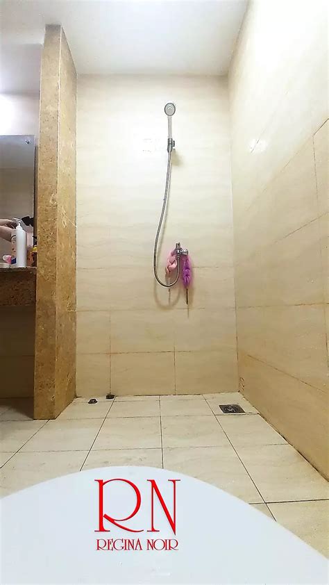 Doccia Telecamera Guardone Nude Regina Noir Sotto La Doccia Si Lava E Si Strofina Con Olio La