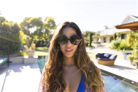 Retrato De Una Atractiva Joven Mujer Birracial Con Gafas De Sol Y Bikini De Pie Junto A La