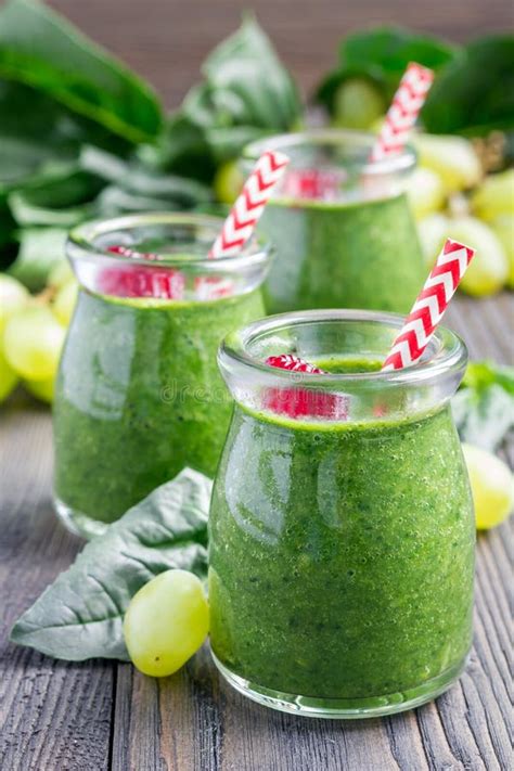 Gezonde Groene Smoothie Met Spinazie Druif En Banaan Stock Afbeelding