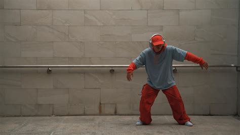 Premium Photo Handsome Choreographer Practice Street Dance In Gray