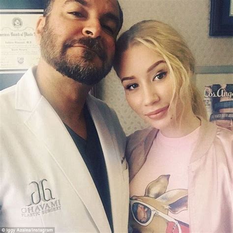 Iggy Azalea Takes Instagram Selfie With Cosmetic Surgeon Who Did Her Boob Job Daily Mail Online