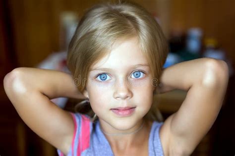 Portret Van Aantrekkelijk Jong Blonde Meisje Stock Foto Image Of N Zoet