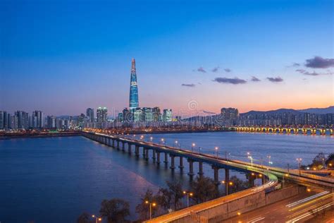 Noite Na Rua Da Cidade De Seoul Em Coreia Do Sul Foto De Stock Imagem