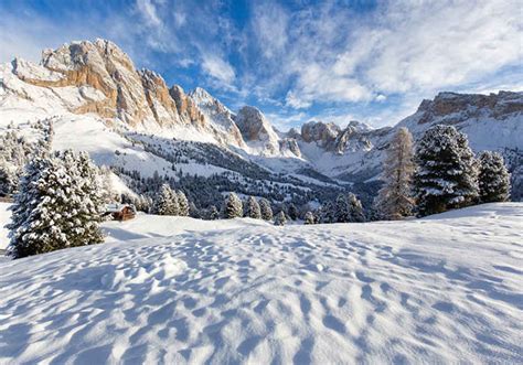 Snowy mountain landscape photo mural - TenStickers