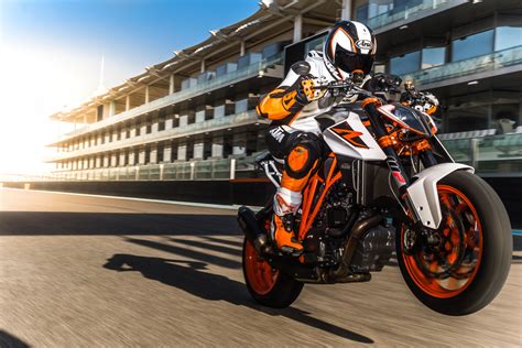 HERZOGIN DER NAKED BIKES KTM 1290 Super Duke 2017 KTM KOSAK