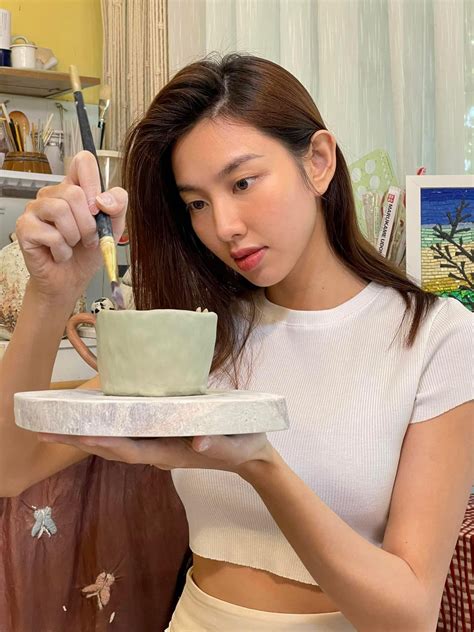 Cẩm Đan diện váy đục lỗ lạ mắt khoe dáng sexy Lương Thuỳ Linh nóng bỏng với bikini