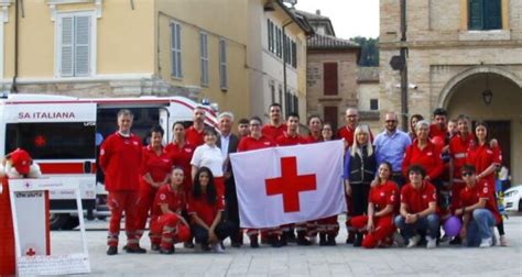 In Piazza I Volontari Della Croce Rossa Per Celebrare La Giornata