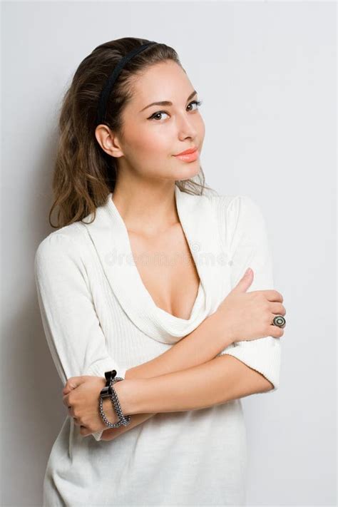 Jeune brunette mignon image stock Image du considérer 23271087