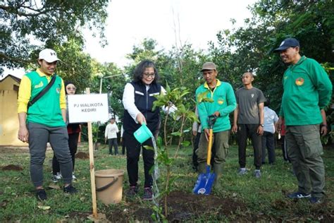 Pemkot Kediri Lestarikan Lingkungan Dengan Tanam Pohon Antara News