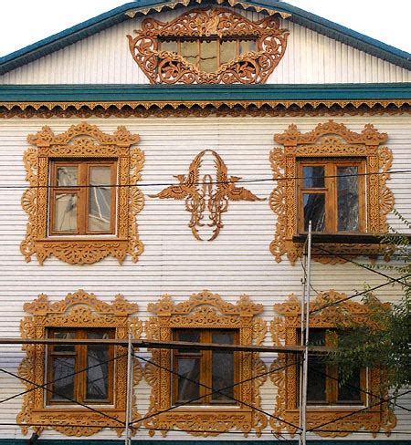 Деревянные резные украшения для фасада и крыши дома