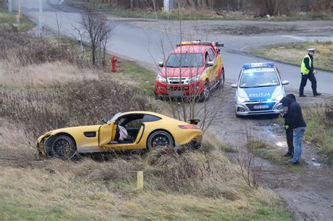 Wypadek Na Obrze Ach Wroc Awia Luksusowy Mercedes Wypad Z Drogi Auto