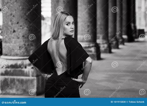 Femme Blonde Portant La Robe Noire Sur La Rue Photo stock Image du épaule femelle