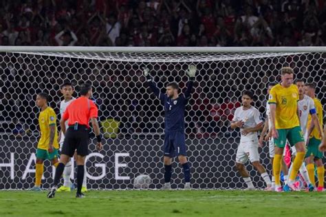 Maarten Paes Jatuh Bangun Selamatkan Gawang Timnas Indonesia Digempur