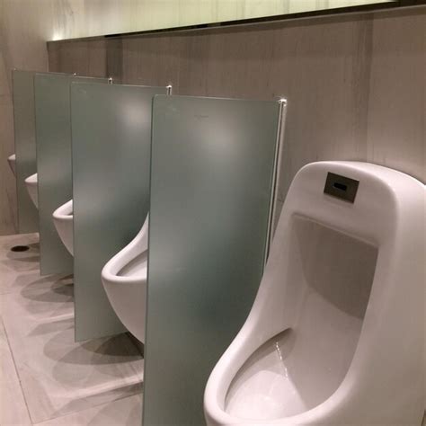 Una Fila De Urinarios En El Inodoro Foto Premium