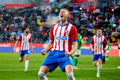 Spanish Media Maintain Atletico S Lead In Race For Artem Dovbyk