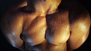 Date un festín con un civil musculoso y sudoroso XVIDEOS