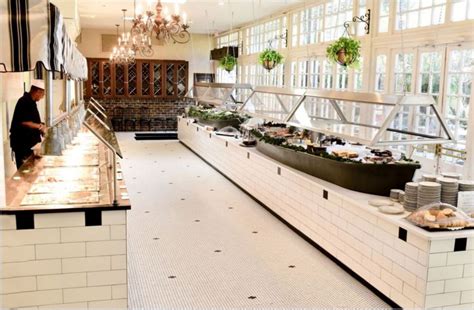 New Orleans Court Of Two Sisters Jazz Brunch Buffet