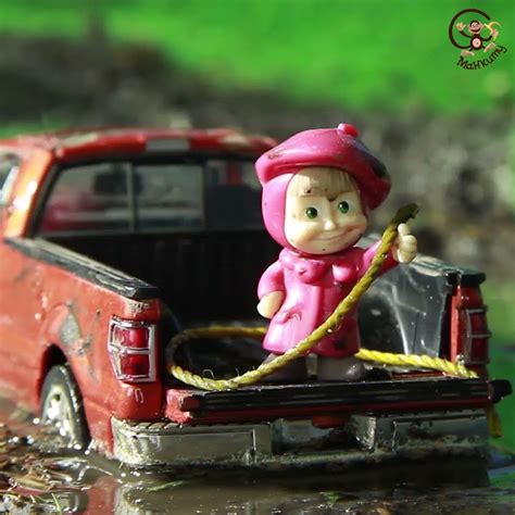 Мультик про Машинки - Маша и Медведь застряли в грязи - YouTube