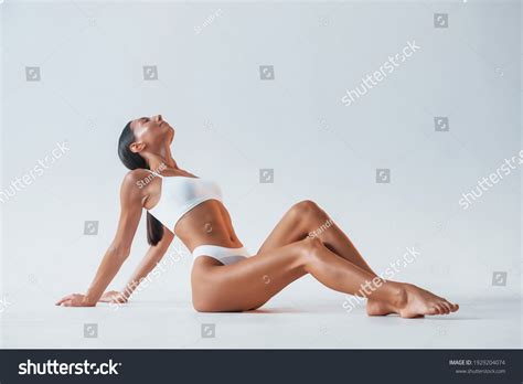 186 393 imágenes de Modelo en bikini fondo blanco Imágenes fotos y vectores de stock